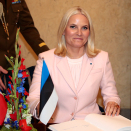 Kronprinsesse Mette-Marit signerer gjesteboken ved Presidentens kontor. Foto: Lise Åserud, NTB scanpix